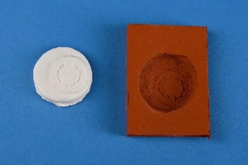 Pewter mold base, steppe with round manhole cover